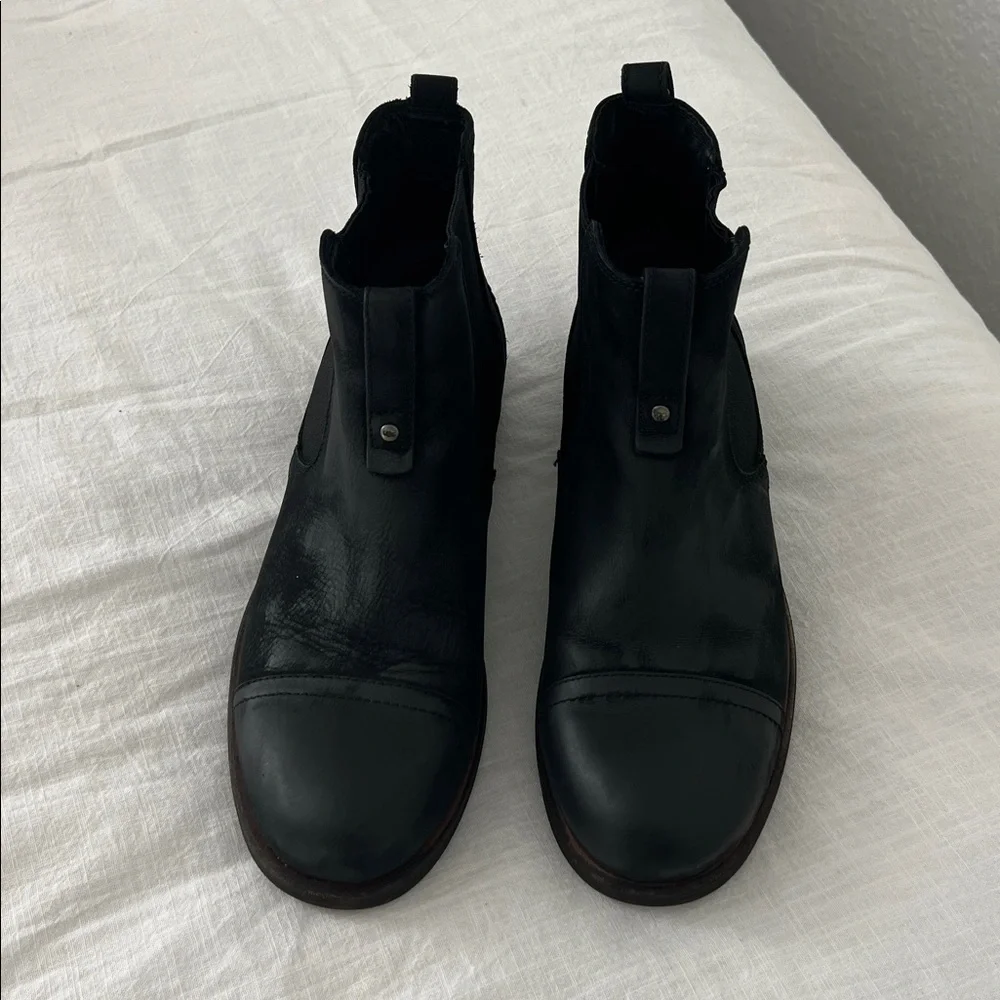 Ugg Gallion Chelsea Black Suede Pull On Boots Size 9